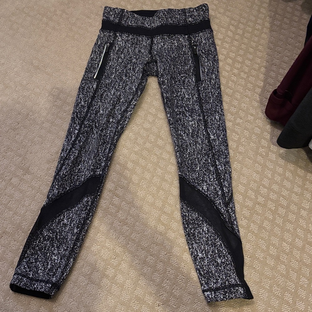 Lululemon Black/white Leggings. Sz 2. Mesh detailing. 25”